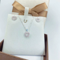 CONJUNTO CORAÇÃO CRAVEJADO E VAZADO NO MEIO PEDRA ROSA PRATA925