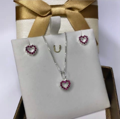 CONJUNTO CORAÇÃO CRAVEJADO PEDRA RUBI SINTETICO VAZADO NO MEIO PRATA925 na internet