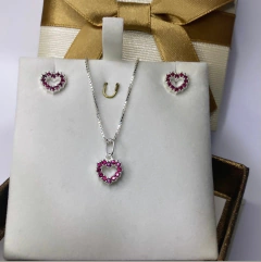 CONJUNTO CORAÇÃO CRAVEJADO PEDRA RUBI SINTETICO VAZADO NO MEIO PRATA925 - comprar online