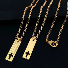 CORRENTE COM PINGENTE PLACA PALITO COM CRUZ VAZADA E TRABALHADA FRENTE E VERSO