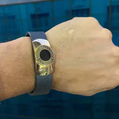 PULSEIRA COURO SINTETICO COM DETALHE AÇO DOURADO