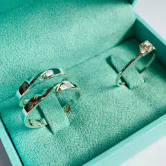 COMBO PAR DE ALIANÇA CROOKED LOVE + ANEL SOLITARIO BRINDE