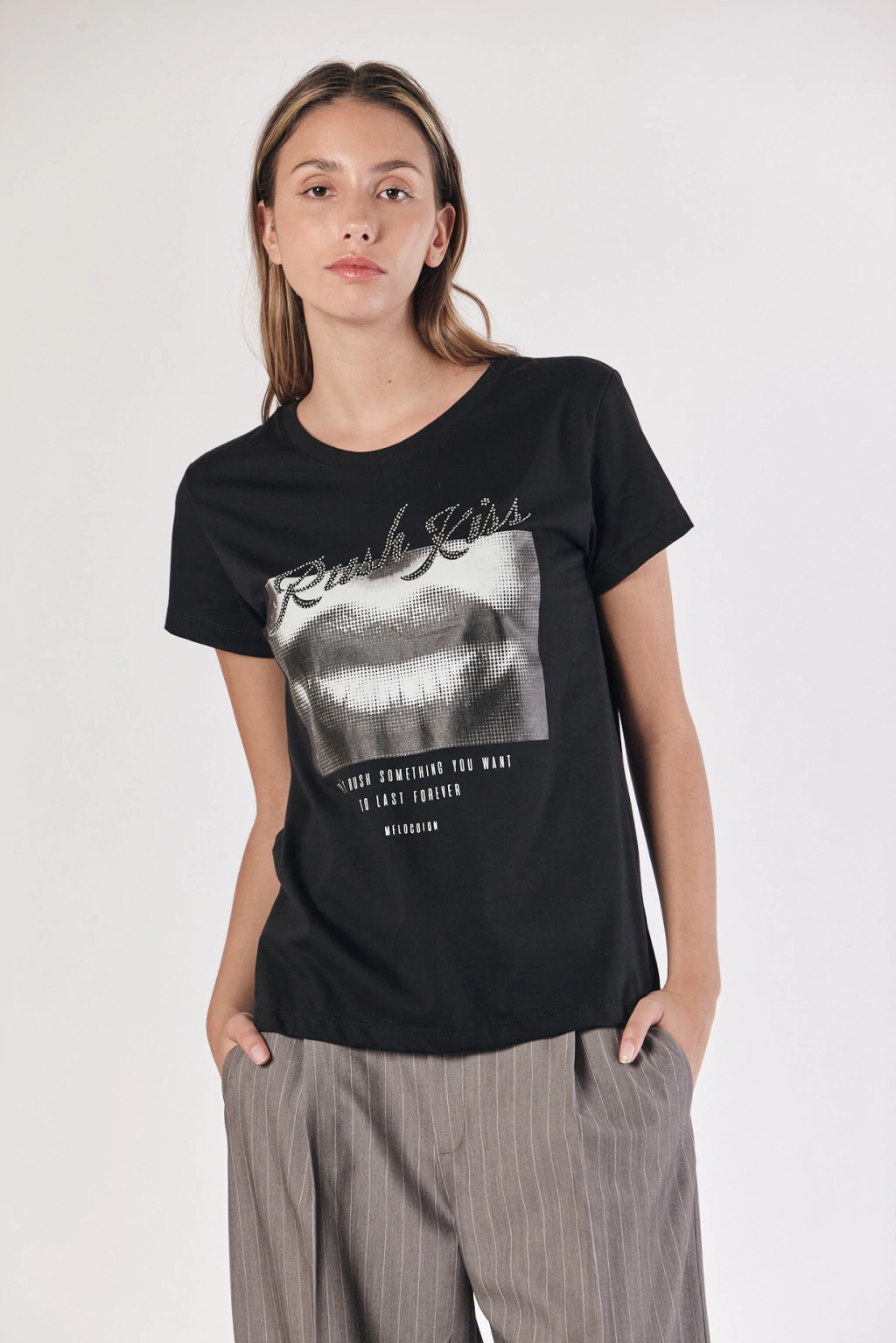 REMERA GLOWING LIPS