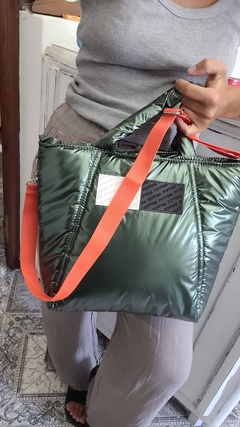 MAXI BOLSO PUFFER METALIZADO