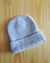 Gorro tejido gris
