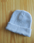 Gorro tejido gris en internet