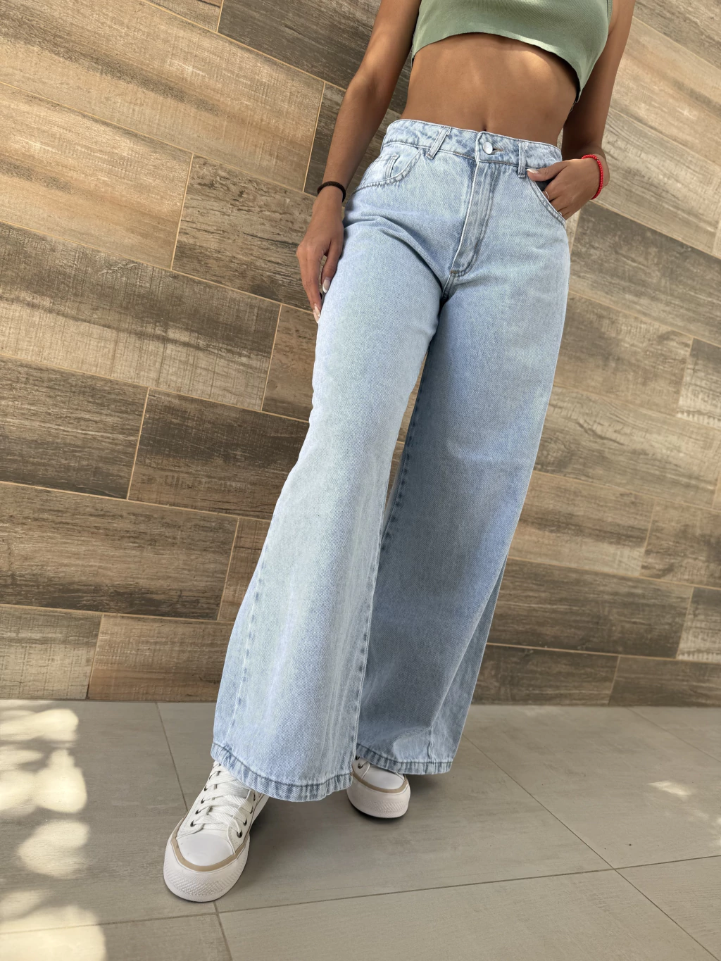 Wide Donna