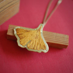 Collar Ginkgo Bordado - Pimienta 