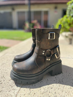 Bota Lola chocolate en internet