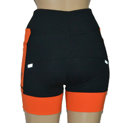 Shortinho 4 Bolsos Preto Lateral e Barra Laranja CorrerPraViajar - corrabem