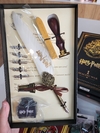 Pluma Harry Potter con accesorios 10 piezas caja mediana (4 opciones de color)