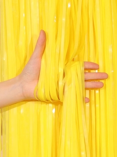 Cortina de flecos amarillo