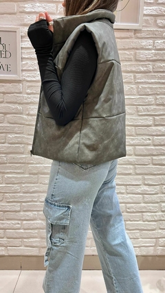 Imagen de CHALECO ENGOMADO (COLOR NEGRO- GRIS Y CREMA / TALLE UNICO)
