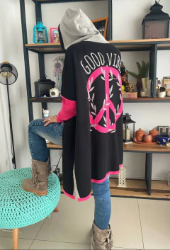 Tapado Good Vibes negro y fucsia en internet