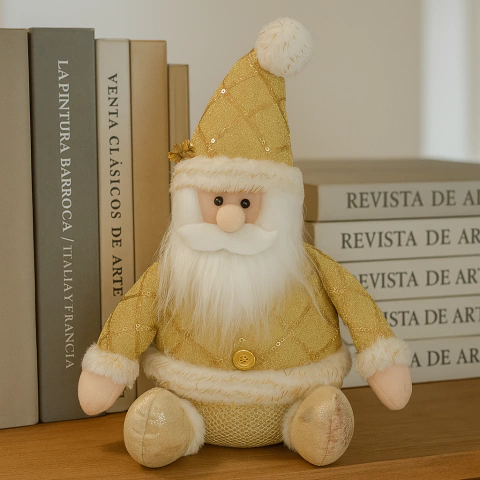 Muñeco navideño dorado de Papá Noel sentado con barba blanca y gorro con pompon, sobre una repisa junto a libros