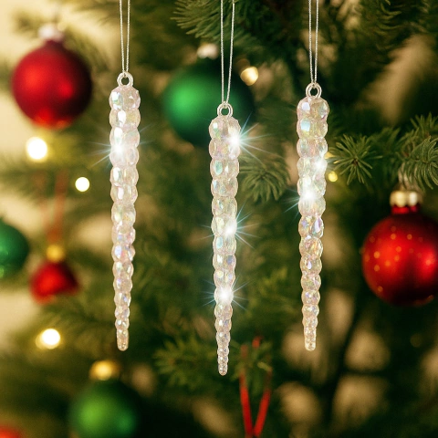 Caíreles navideños tornasolados colgando en un árbol de Navidad con esferas rojas y verdes de fondo