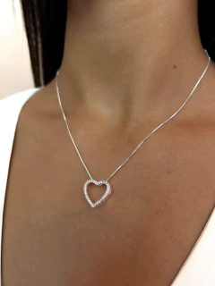 Colar Coração Vazado Cravejado Folheado a Prata 925