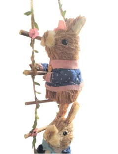 Casal de Coelhos Subindo Escada - 55cm - comprar online