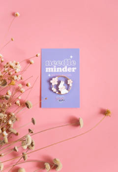 Needle Minder Coelho e Flores - Ímã para Agulhas - comprar online