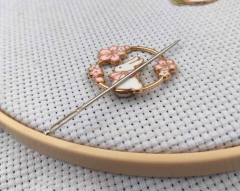 Imagem do Needle Minder Coelho e Flores - Ímã para Agulhas