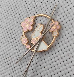 Needle Minder Coelho e Flores - Ímã para Agulhas - loja online