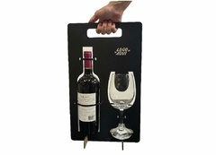 Soporte con copa y espacio para botella de vino con logo - Komuk Argentina