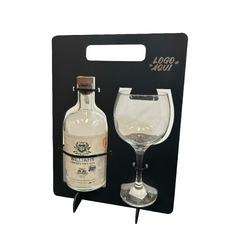 Soporte con copón y espacio para botella de gin con logo - comprar online