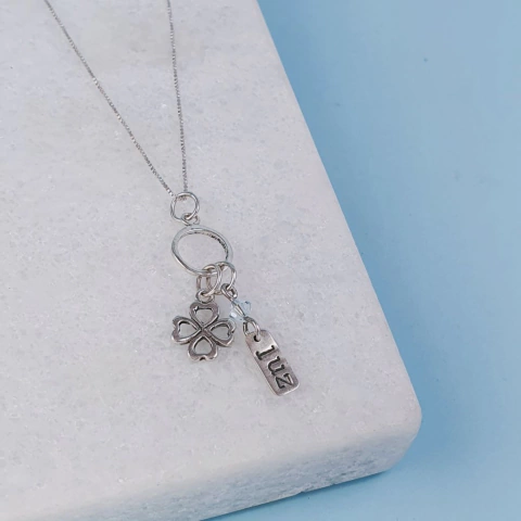 Colar com pingente patuá luz