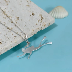 Colar com pingente mergulhadora