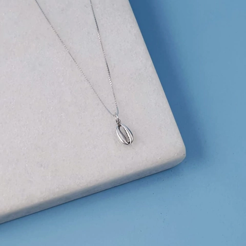 Colar com pingente mini búzio