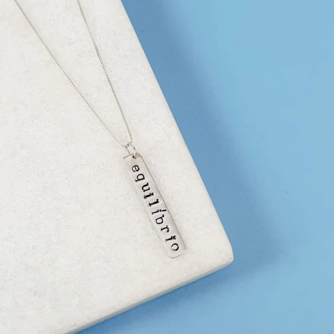 Colar com plaquinha equilíbrio