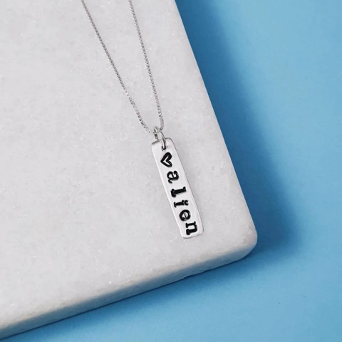 Colar com plaquinha alien