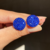 Brinco redondo de tamanho médio, modelo Ponteira/pizza, cor Azul Safira, cravejado manualmente com cristais - comprar online