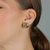 Brinco design moderno meia esfera com detalhes no centro, dourado, banhado a ouro 18k - comprar online