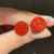 Brinco redondo de tamanho pequeno, modelo ponteira/pizza, cor Laranja cravejado manualmente com cristais - comprar online