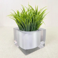Vasinho em resina cristal pérola com verdes