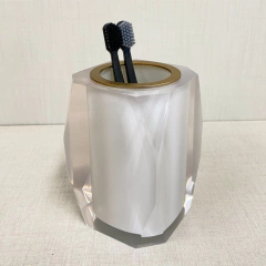 porta escova aberto Valência em resina cristal pérola com dourado fosco