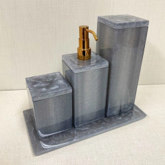 Kit de banheiro 3 peças + bandeja 14x28 em tampa de resina Cinza Perolado com Red Gold