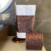 Conjunto Toalha barra e capa de papel higiênico Red Gold escuro
