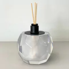 Porta Difusor lapidado em resina cristal com preto fosco