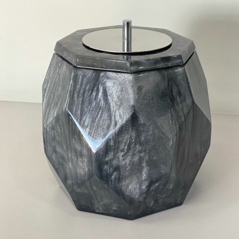 lixeira lapidada em resina cinza perolado com cromado