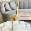 Pássaro geométrico com base de mármore