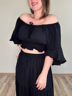 Conjunto de cropped com manga e saia longa preta Melissa na internet