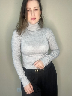 Blusa de tricot ajustada com gola alta