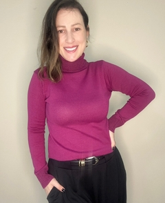 Blusa de tricot ajustada com gola alta