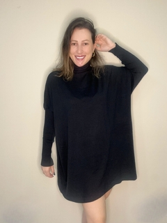 Vestido de tricô solto e com gola alta Babi - comprar online