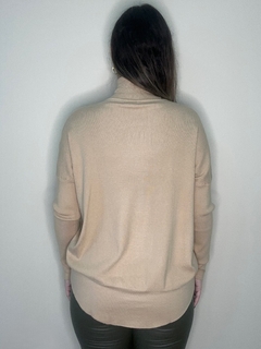 Blusa alongada de tricot mousse com gola alta na internet