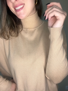 Blusa alongada de tricot mousse com gola alta - comprar online