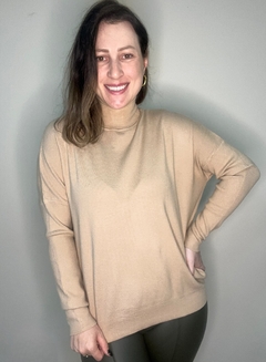 Blusa alongada de tricot mousse com gola alta