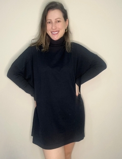 Vestido de tricô solto e com gola alta Babi